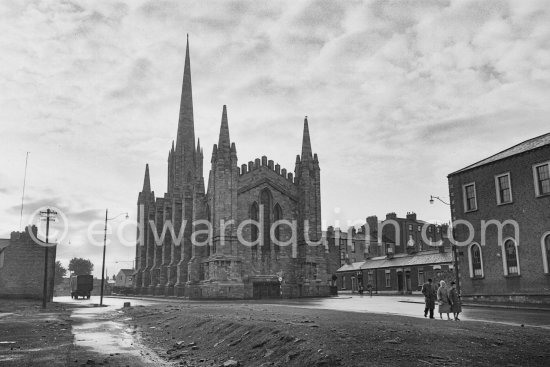 Black Church. Dublin 1963. - Photo by Edward Quinn