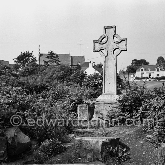 Cemetery not yet identified. Dublin 1963. - Photo by Edward Quinn