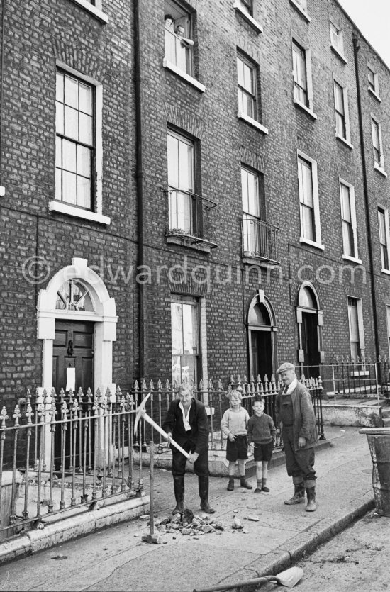 At work. Dublin 1963. - Photo by Edward Quinn