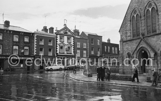 Thorncastle Street / Bridge Street, Ringsend Village. Dublin 1963. - Photo by Edward Quinn