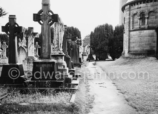 Glasnevin Cemetery. Dublin 1963. - Photo by Edward Quinn