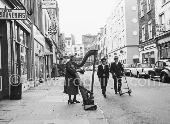 Harp player, Duke Street off Grafton Street. Dublin 1963. Published in Quinn, Edward. James Joyces Dublin. Secker & Warburg, London 1974. - Photo by Edward Quinn