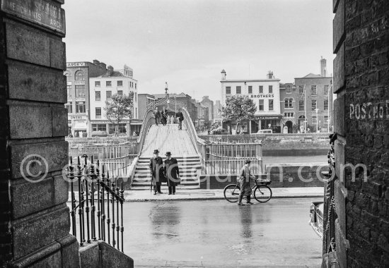 Ha\' Penny Bridge. Dublin 1963. - Photo by Edward Quinn