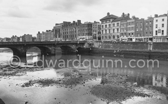 Grattan Bridge over the River Liffey. Dublin 1963. Published in Quinn, Edward. James Joyces Dublin. Secker & Warburg, London 1974. - Photo by Edward Quinn