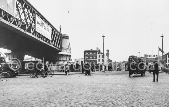 The Loop Line railroad Bridge above and the Butt Bridge. Kennedy\'s Railway Bar. Dublin 1963. - Photo by Edward Quinn