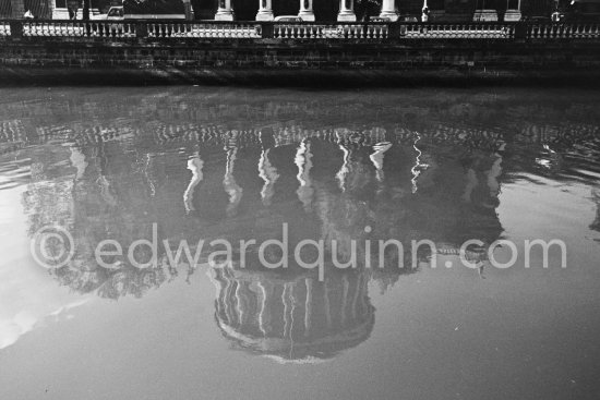 The Four Courts reflected in the River Liffey. Dublin 1963. Published in Quinn, Edward. James Joyces Dublin. Secker & Warburg, London 1974. - Photo by Edward Quinn