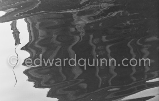 Reflections in the River Liffey. Dublin 1963. Published in Quinn, Edward. James Joyces Dublin. Secker & Warburg, London 1974. - Photo by Edward Quinn