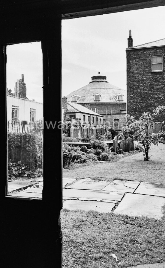 A disused graveyard in the garden of a building at Molesworth Street. With the Round Room at the Mansion House. Dublin 1963. - Photo by Edward Quinn