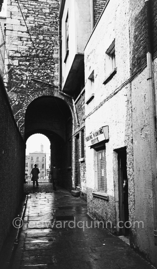 Merchants Arch. Dublin 1963. Published in Quinn, Edward. James Joyces Dublin. Secker & Warburg, London 1974. - Photo by Edward Quinn