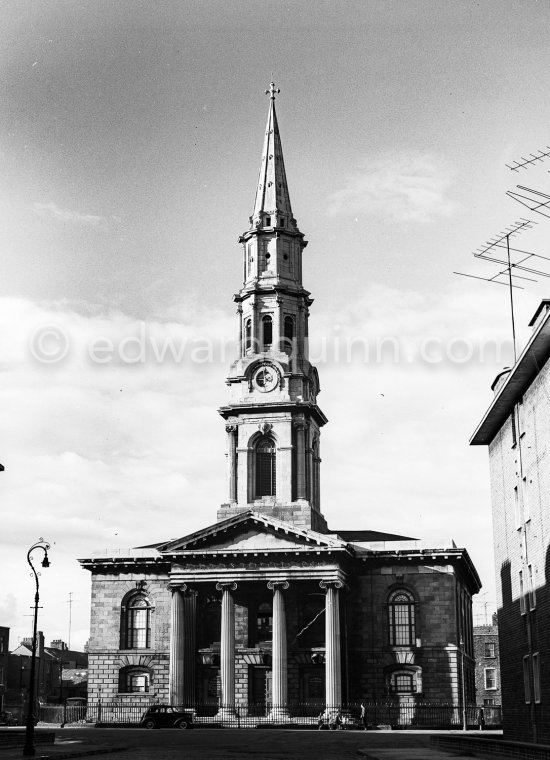 St. George\'s Church (features in James Joyce\'s Ulysses).  Dublin 1963. Published in Quinn, Edward. James Joyces Dublin. Secker & Warburg, London 1974. - Photo by Edward Quinn
