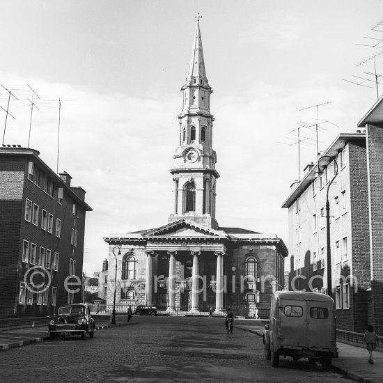 St George\'s Church (features in James Joyce\'s Ulysses). Dublin 1963. Published in Quinn, Edward. James Joyces Dublin. Secker & Warburg, London 1974. - Photo by Edward Quinn