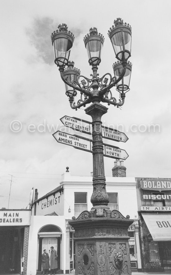 The Five Lamps. Dublin 1963. - Photo by Edward Quinn