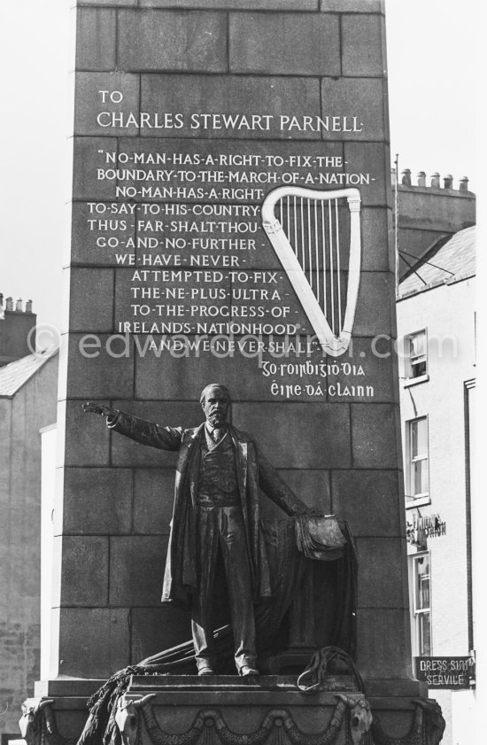 The Charles Stewart Parnell Monument in O\'Connell Street (formerly Sackville Street). Dublin 1963. Published in Quinn, Edward. James Joyces Dublin. Secker & Warburg, London 1974. - Photo by Edward Quinn
