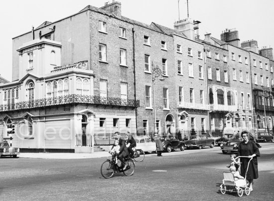 The house where Oscar Wilde lived at the corner of  Merrion Square. Dublin 1963. Published in Quinn, Edward. James Joyces Dublin. Secker & Warburg, London 1974. - Photo by Edward Quinn