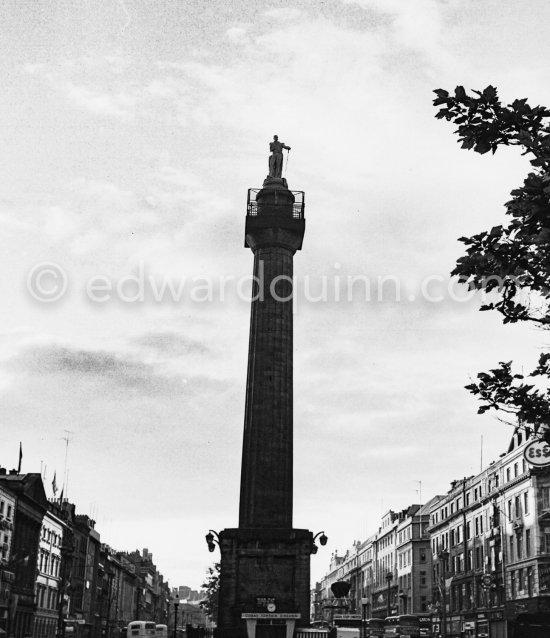 Nelson Pillar, O\'Connell Street/Earl Street (demolished 8 March 1966), Dublin 1963. Published in Quinn, Edward. James Joyces Dublin. Secker & Warburg, London 1974. - Photo by Edward Quinn