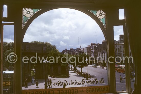 View from The Ritchie Hendricks Gallery, 3 St Stephen\'s Green. Exhibition George Campbell. Dublin 1963. - Photo by Edward Quinn