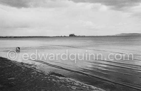 Seashore near the Pigeon House. Dublin 1963. Published in Quinn, Edward. James Joyces Dublin. Secker & Warburg, London 1974. - Photo by Edward Quinn