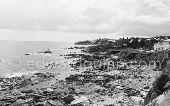 The seashore as seen from the top of the Sandycove Martello Tower looking out towards Muglins. Dublin 1963. Published in Quinn, Edward. James Joyces Dublin. Secker & Warburg, London 1974. - Photo by Edward Quinn