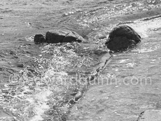 The sea edge near Dun Laoghire. Dublin 1963. Published in Quinn, Edward. James Joyces Dublin. Secker & Warburg, London 1974. - Photo by Edward Quinn