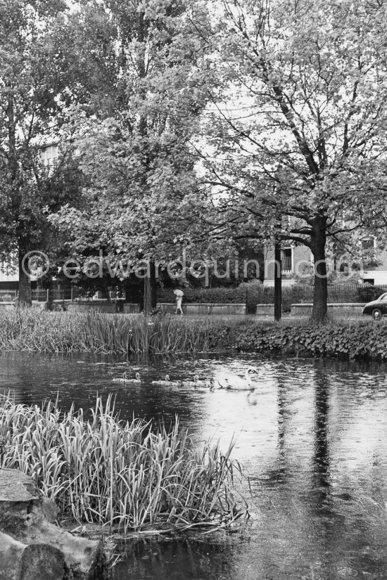 The Royal Canal near Baggott Street Bridge. Dublin 1963. Published in Quinn, Edward. James Joyces Dublin. Secker & Warburg, London 1974. - Photo by Edward Quinn