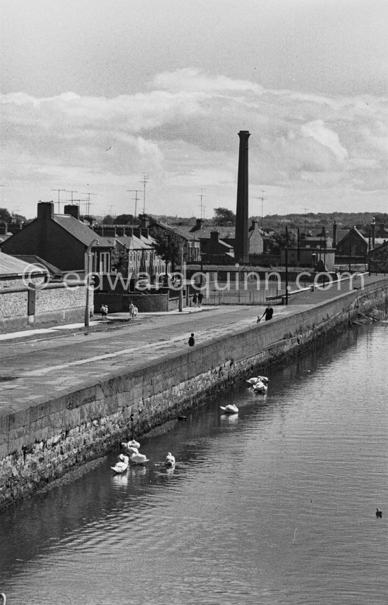 River Liffey. Place not yet identified. Dublin 1963. - Photo by Edward Quinn