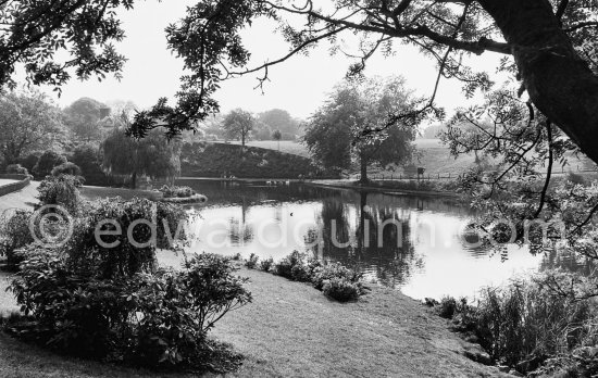 The People\'s Gardens in the Phoenix Park. Dublin 1963. Published in Quinn, Edward. James Joyces Dublin. Secker & Warburg, London 1974. - Photo by Edward Quinn