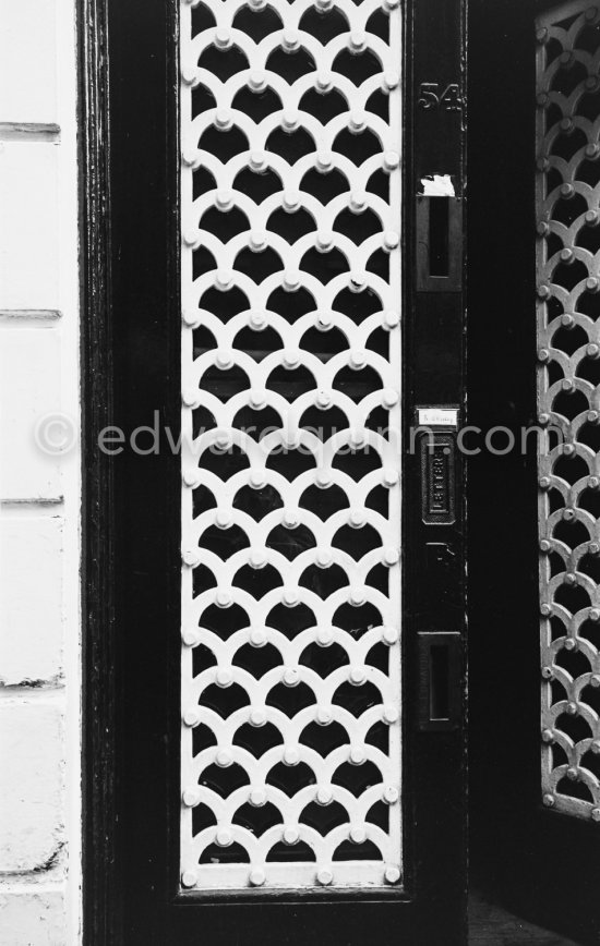 A house door near Grafton St. Dublin 1963. Published in Quinn, Edward. James Joyces Dublin. Secker & Warburg, London 1974. - Photo by Edward Quinn