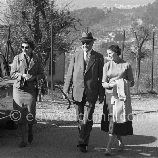 The German chancellor Konrad Adenauer came on holiday to the domaine Saint Martin with his daughters Ria (left) and Lotte. Vence 1958. - Photo by Edward Quinn