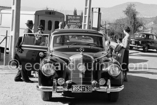 The German chancellor Konrad Adenauer came on holiday to the domaine Saint Martin with his daughters Ria und Lotte. Vence 1958. Car: Mercedes-Benz 300c W186, Langversion - Photo by Edward Quinn