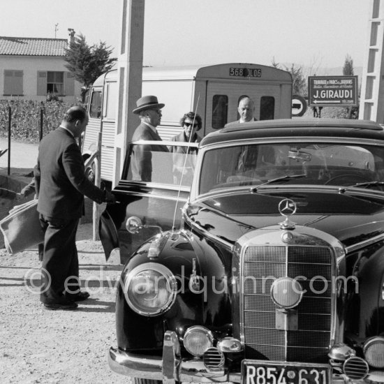 The German chancellor Konrad Adenauer came on holiday to the domaine Saint Martin with his two daughters, Ria in the background. Vence 1958. Car: Mercedes-Benz 300c W186, Langversion - Photo by Edward Quinn