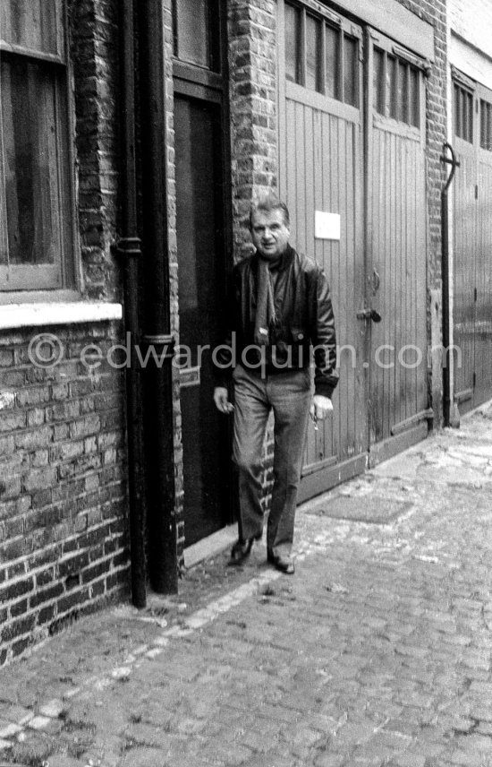 Francis Bacon 1978 in front of his house, 7, Reece Mews, London SW7. - Photo by Edward Quinn