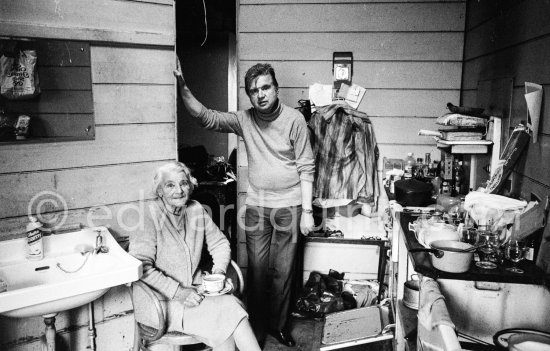 Francis Bacon at his Reece Mews kitchen with his cleaning lady Jean Ward. London 1979. - Photo by Edward Quinn