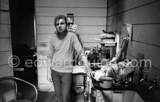 Francis Bacon at his Reece Mews kitchen with his cleaning lady Jean Ward. London 1979. - Photo by Edward Quinn