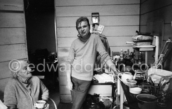 Francis Bacon at his Reece Mews kithen with his cleaning lady Jean Ward. London 1979. - Photo by Edward Quinn