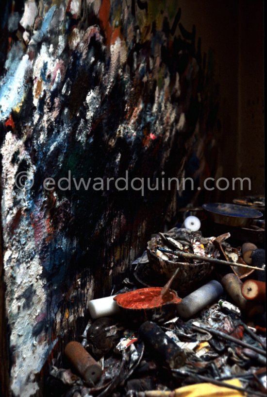 At Francis Bacon\'s Reece Mews studio. London 1980. - Photo by Edward Quinn