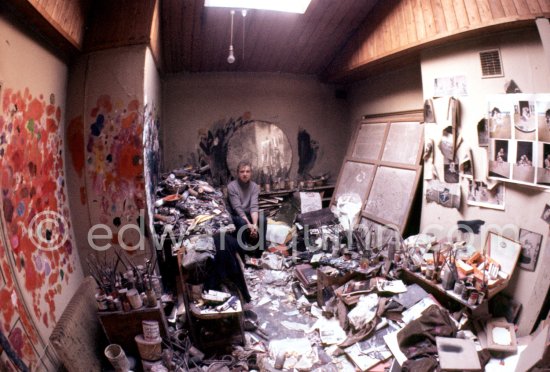 Francis Bacon at his Reece Mews studio. London 1980. It was removed in 1998 and relocated with all its contents at Dublin City Gallery The Hugh Lane. - Photo by Edward Quinn