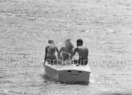 Brigitte Bardot and friends on her Albatross speed boat "Sidonie" near her home "La Madrague". Saint-Tropez 1961. - Photo by Edward Quinn