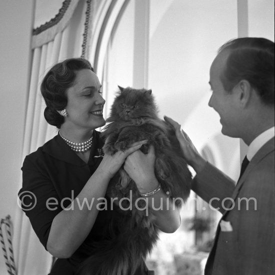 Begum Aga Khan and her ever-so-beautiful cat. With her is Earl Blackwell, a society impresario who made his fortune keeping track of celebrities. Le Cannet 1953. - Photo by Edward Quinn