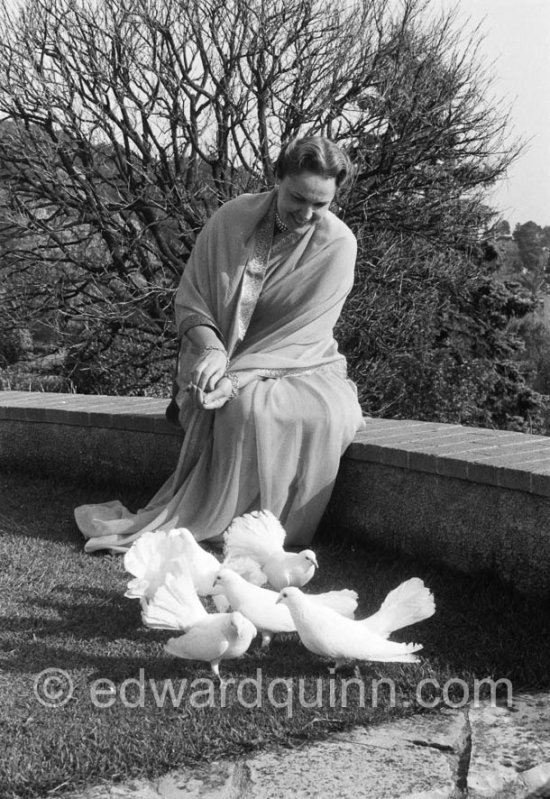 The Begum Aga Khan feeding doves at her Villa Yakymour. Le Cannet 1956. - Photo by Edward Quinn