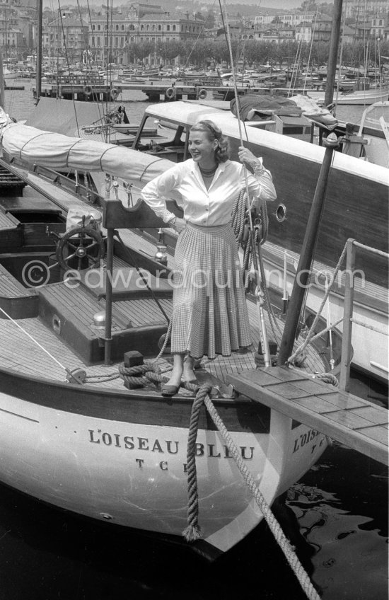 Ingrid Bergman on board the sailing boat "L\'oiseau bleu". Cannes 1956. - Photo by Edward Quinn