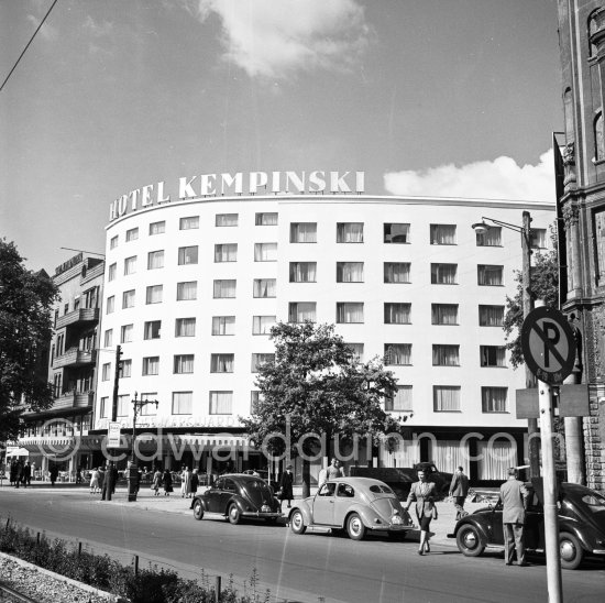 Hotel Kempinski (today Hotel Bristol) Kurfürstendamm, Berlin 1952. Cars: Volkswagen Käfer (Beetle) 1949-1951 - Photo by Edward Quinn