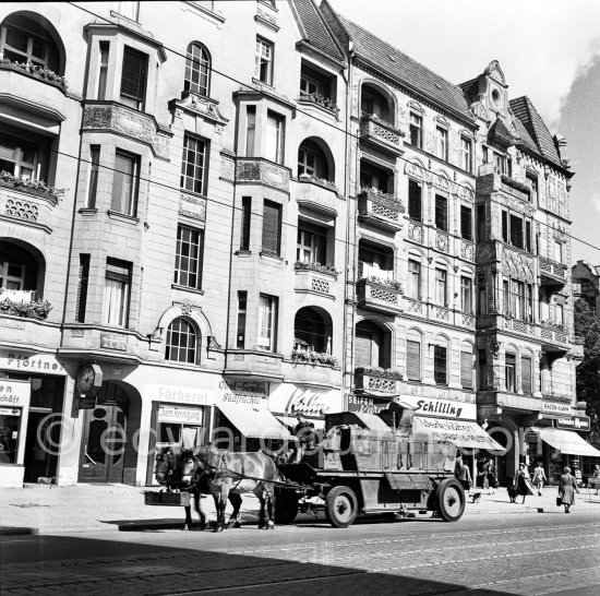 Berliner Stadtreinigung. Berlin 1952. - Photo by Edward Quinn