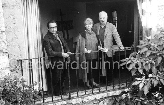 Alexander Calder, his wife Louisa and Hans Hartung. At Hartung\'s house. Saint-Paul-de-Vence 1961. - Photo by Edward Quinn