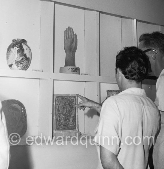 Ceramic exposition at the Nérolium, Vallauris, in 1952. On the left two ceramics by Marc Chagall, Grand visage et équilibriste (1952) and  Amoureux enlacés (1951). In the middle a ceramic by Henri de Waroquier. - Photo by Edward Quinn