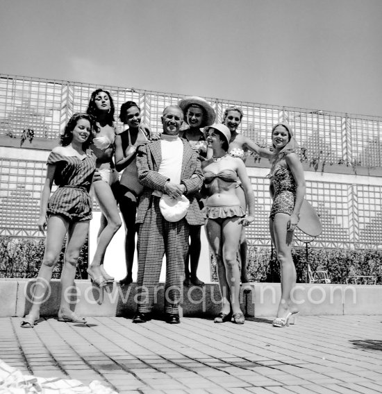 Maurice Chevalier surrounded by seven actresses during the filming of "J\'avais sept filles" on the Riviera in France, 1954. - Photo by Edward Quinn