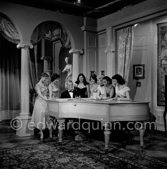 Maurice Chevalier during filming for "J\'avais sept filles" with (from left): Annick Tanguy, Delia Scala, Maria Frau, Mimi Medard, Colette Ripert, Maria Luisa da Silva and Luciana Paoluzzi. Nice 1954. - Photo by Edward Quinn