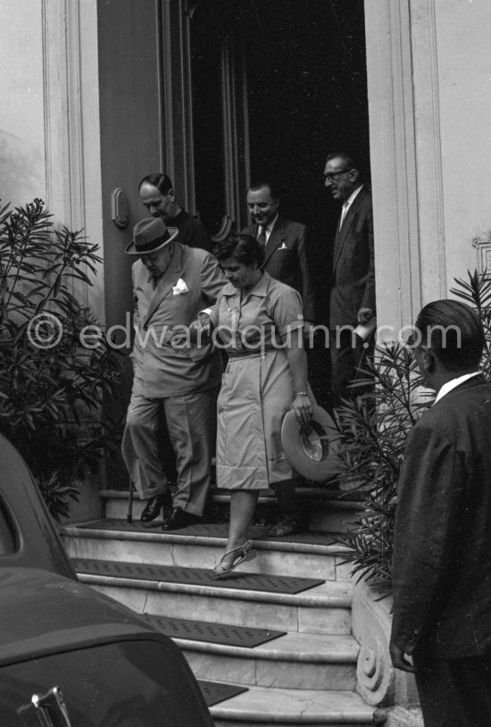 Winston Churchill. Behind him Edmond Murray (Sir Winston Churchill’s Scotland Yard bodyguard). Polyclinique Princess Grace. Monaco 1962. - Photo by Edward Quinn