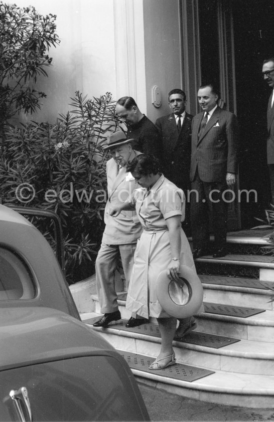 Winston Churchill. Behimd him Edmond Murray, Sir Winston Churchill’s Scotland Yard bodyguard. Polyclinique Princess Grace. Monaco 1962. - Photo by Edward Quinn