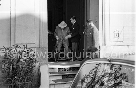 Winston Churchill. Edmond Murray, Sir Winston Churchill’s Scotland Yard bodyguard (right), Montague Brown, Churchill’s secretary (left).  Polyclinique Princess Grace. Monaco 1962. - Photo by Edward Quinn