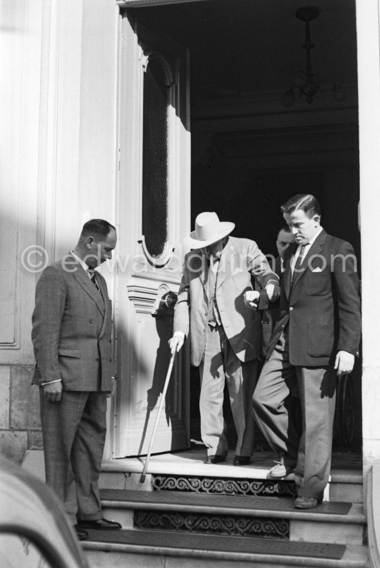Winston Churchill. Edmond Murray, Sir Winston Churchill’s Scotland Yard bodyguard, (left) Montague Brown, Churchill’s secretary (right). Polyclinique Princess Grace. Monaco 1962. - Photo by Edward Quinn